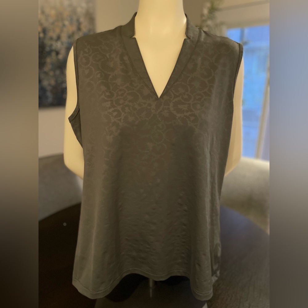 Women's Sleeveless Greg Norman Golf Top with Play Dry Technology  Size XL
